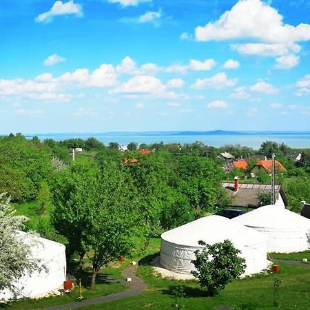 Jurta Hotel Balatongyoeroek المظهر الخارجي الصورة