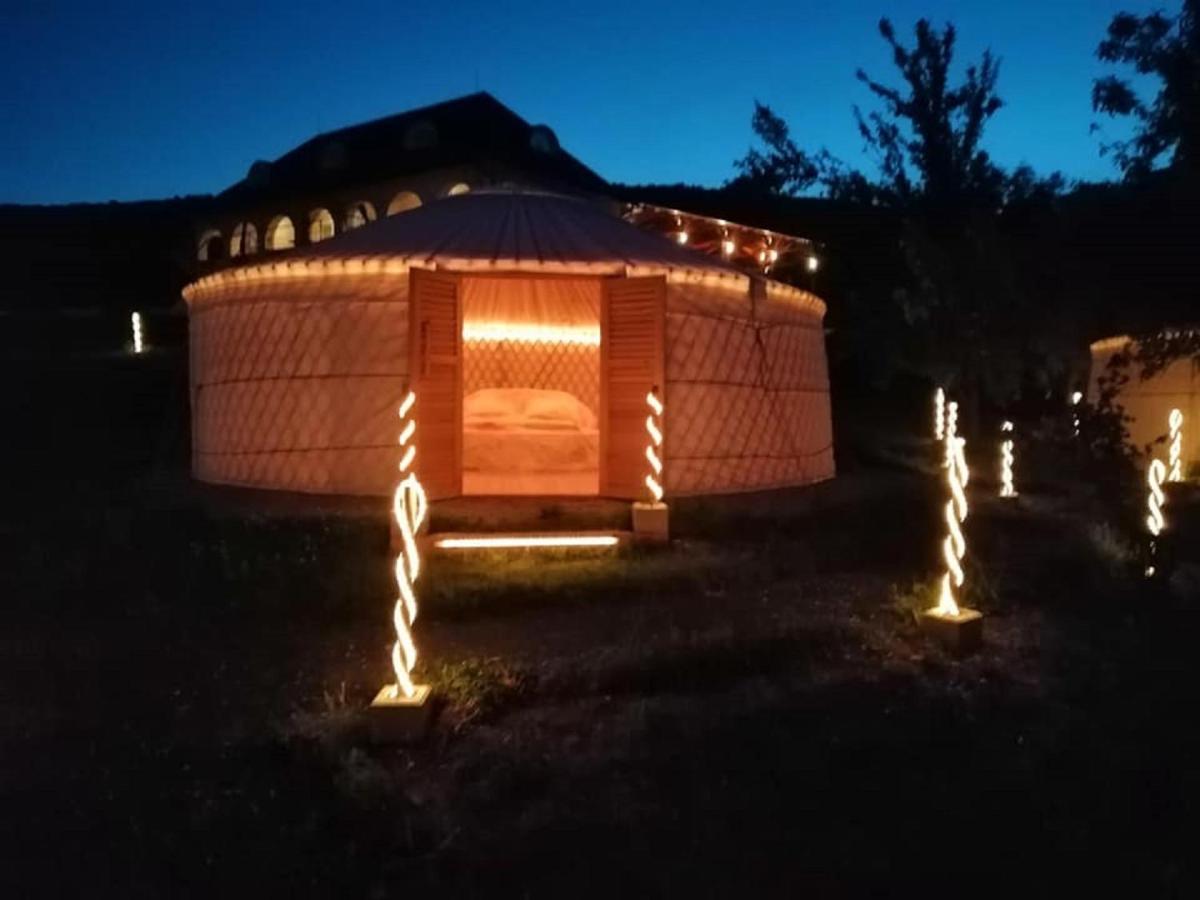 Jurta Hotel Balatongyoeroek المظهر الخارجي الصورة